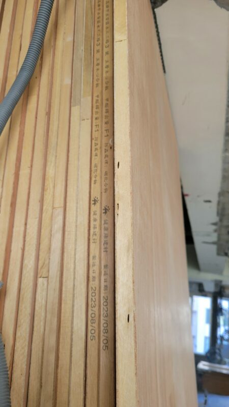 整疊進場木心合板的側邊，印有甲醛釋出量F1與健康綠建材字樣