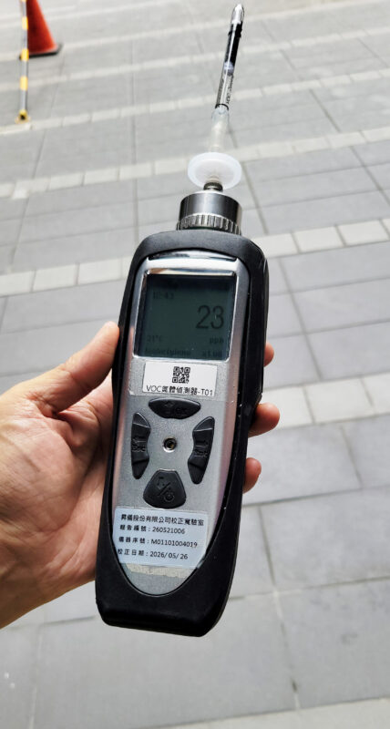 檢測前在室外校正VOC氣體偵測器，螢幕讀數為23 ppb